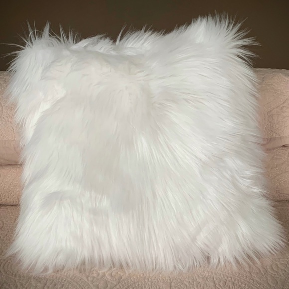 Faux fur throw pillow - handmade - Picture 3 of 3